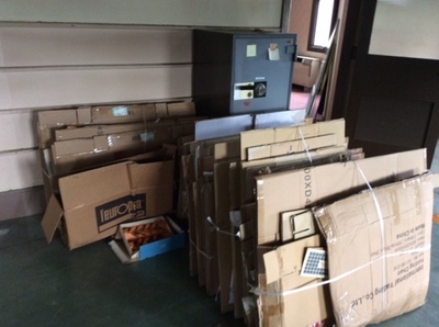 ダンボールに埋もれた状態の画像