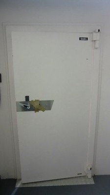 某金庫室ドア撤去の画像